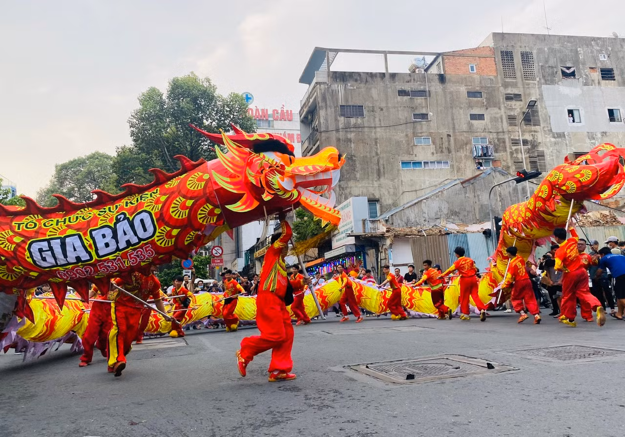 Người lớn, trẻ em thích thú rờ đầu lân, đầu rồng trong lễ hội Tết Nguyên tiêu ở Chợ Lớn -2