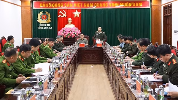 Thứ trưởng Đặng Hồng Đức kiểm tra công tác tại Công an tỉnh Sơn La