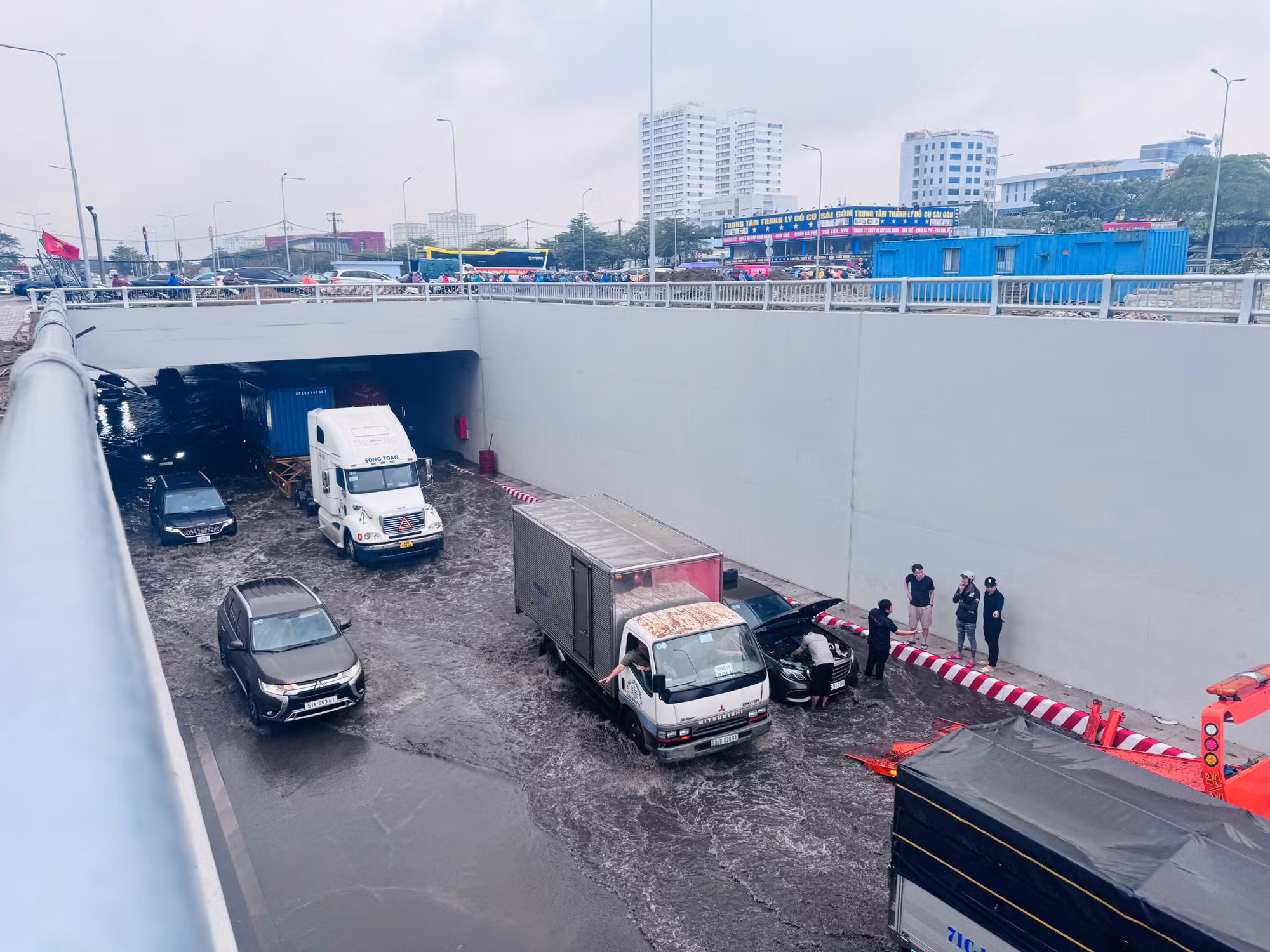 Hầm chui ngập nước gây ùn ứ giao thông do…rác thải, mưa lớn -1
