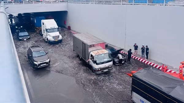 Hầm chui ngập nước gây ùn ứ giao thông do rác thải, mưa lớn