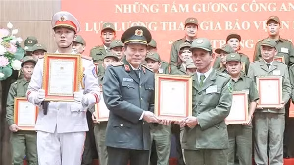 Gặp Tổ trưởng Tổ bảo vệ ANTT khu phố tiêu biểu