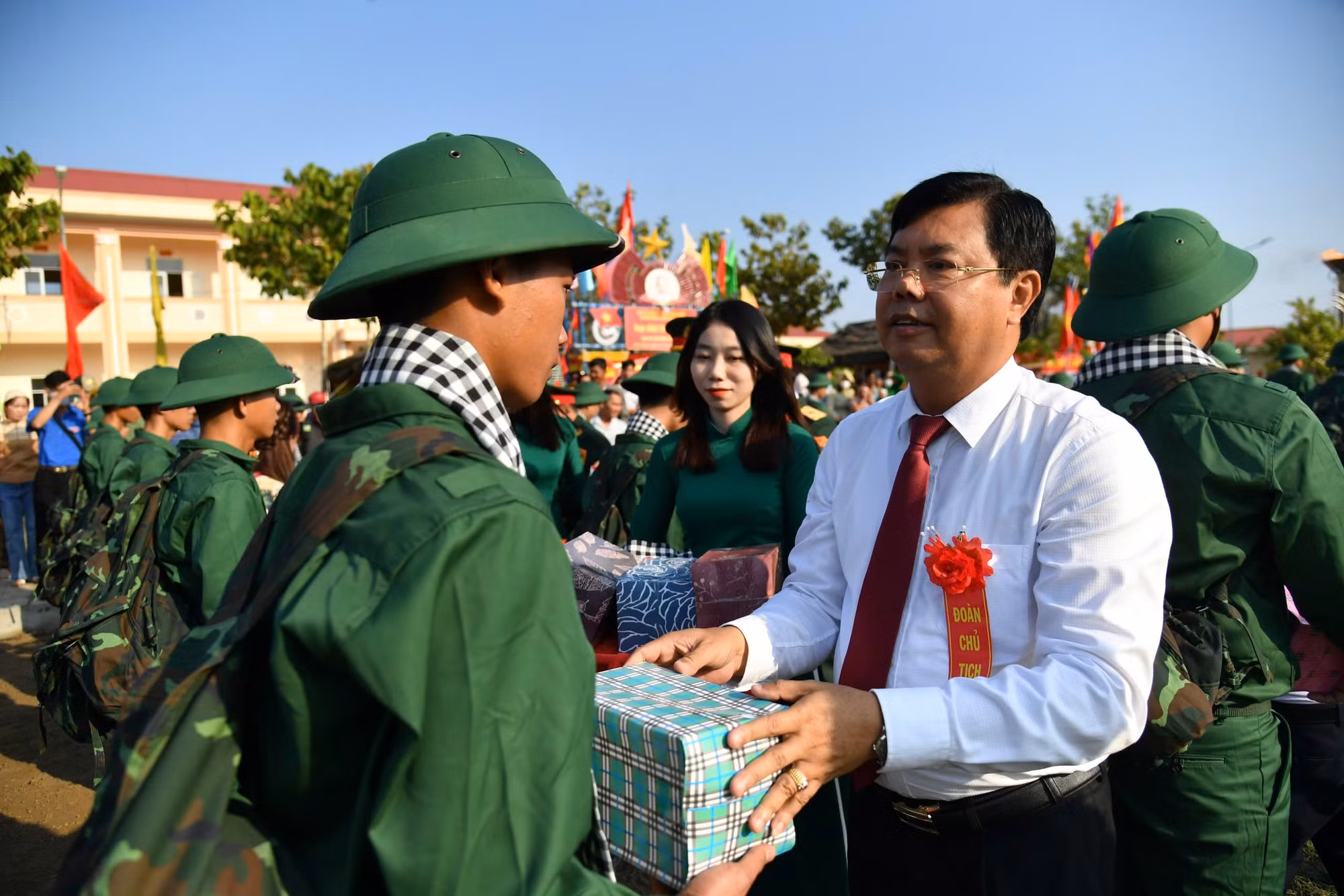 Sôi nổi Ngày hội tòng quân tại các tỉnh miền Tây -0
