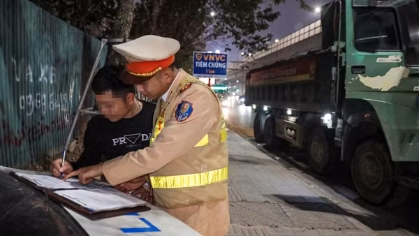 Cảnh sát tuần tra trong đêm xử lý xe quá tải