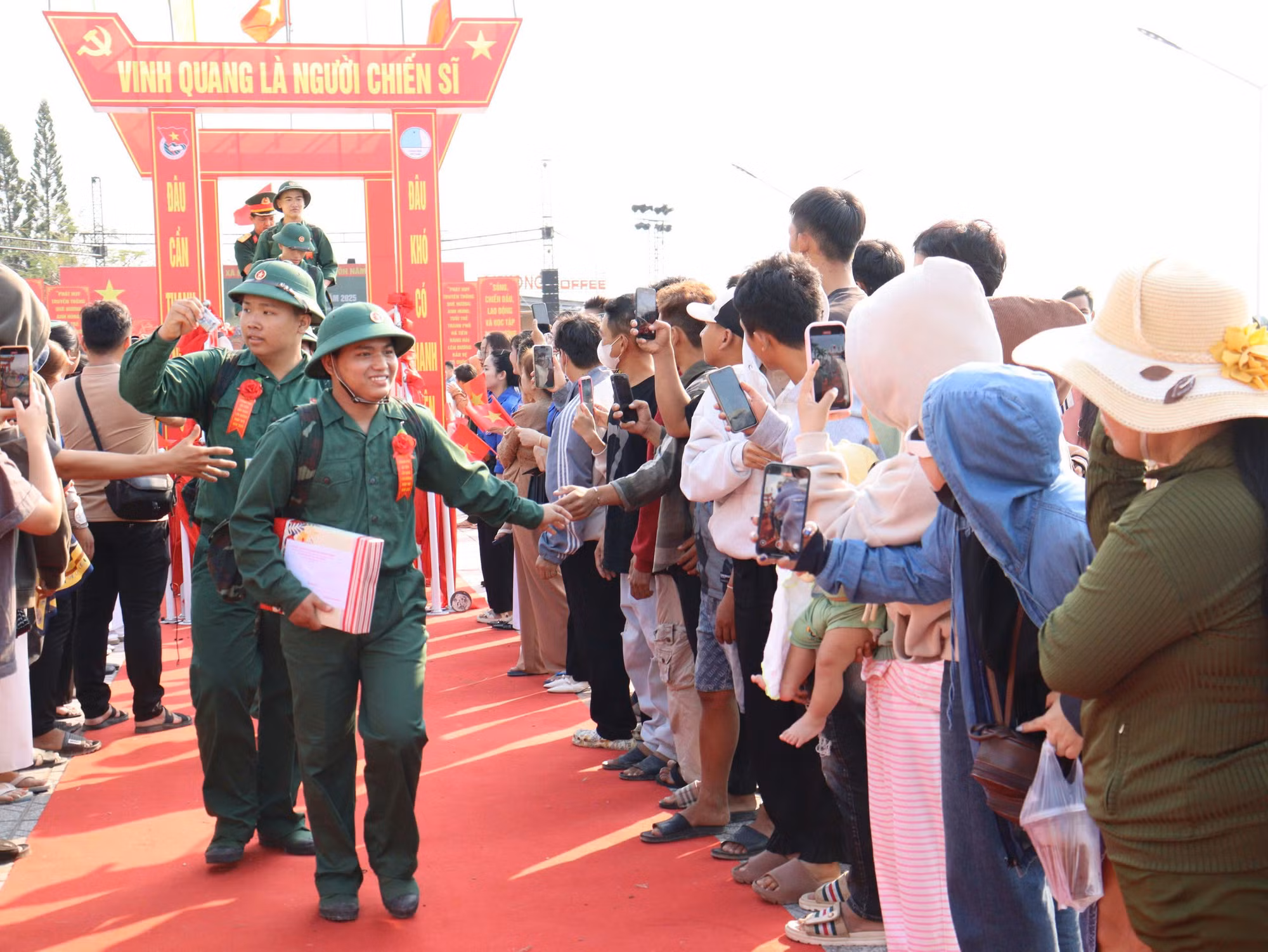 Sôi nổi Ngày hội tòng quân tại các tỉnh miền Tây -0
