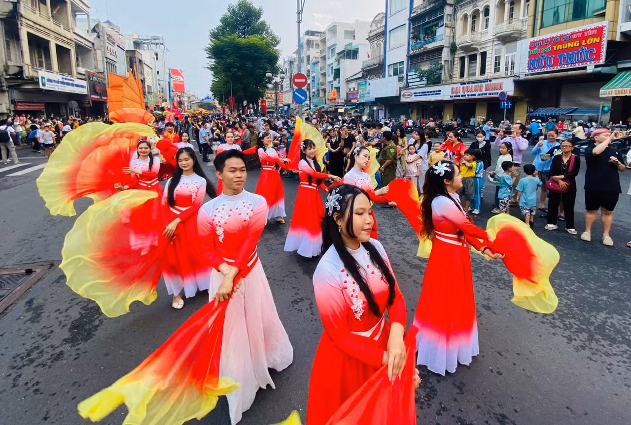 Người lớn, trẻ em thích thú rờ đầu lân, đầu rồng trong lễ hội Tết Nguyên tiêu ở Chợ Lớn -4