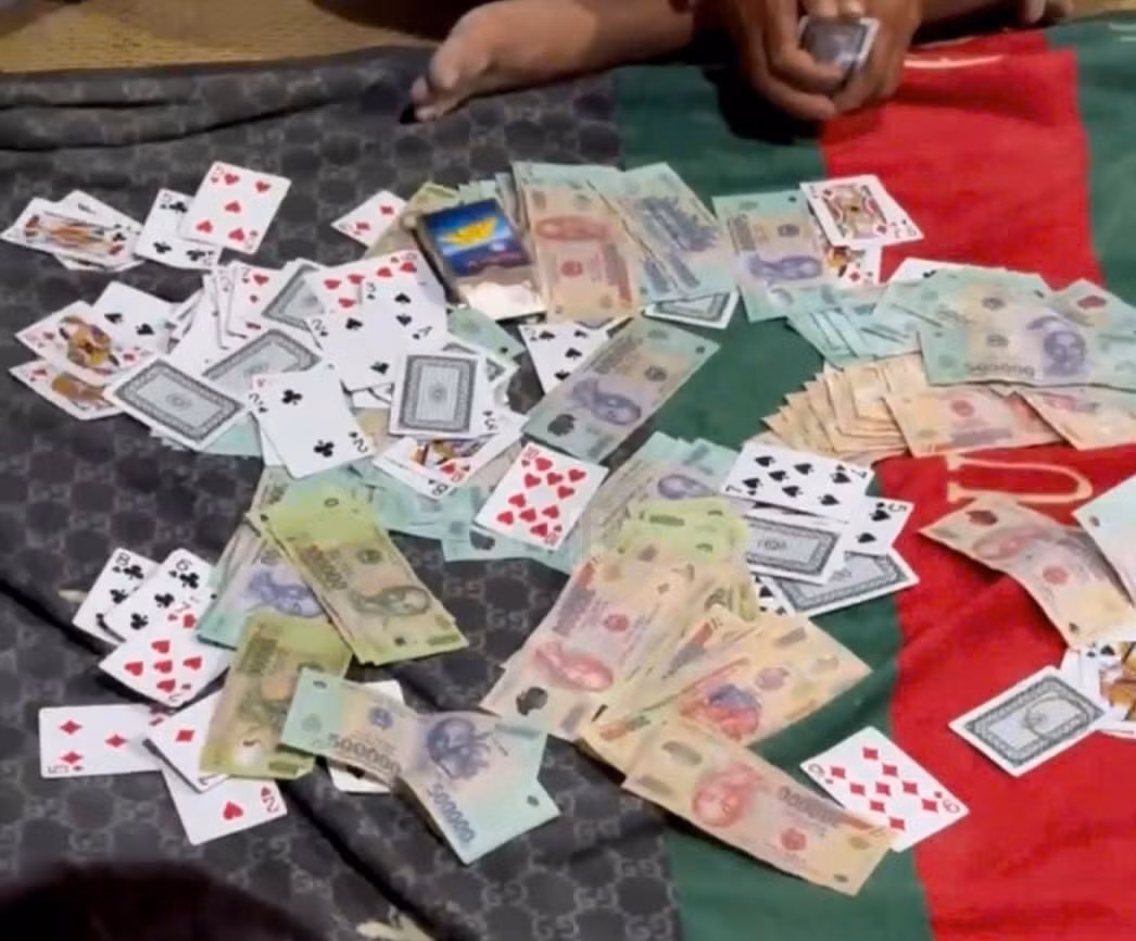 Triệt phá sòng bài cào 3 lá, thu tiền tang gần 150 triệu đồng -0