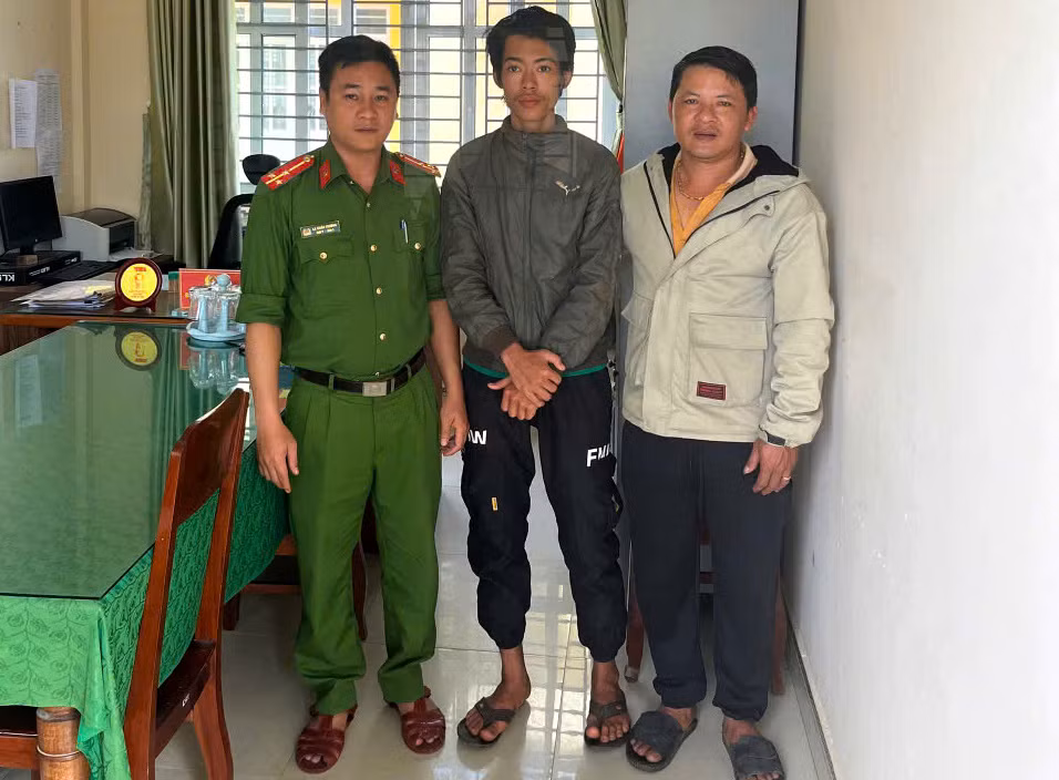 Công an xã ở Bình Định giúp thanh niên mất trí nhớ, đi lạc về với gia đình -0
