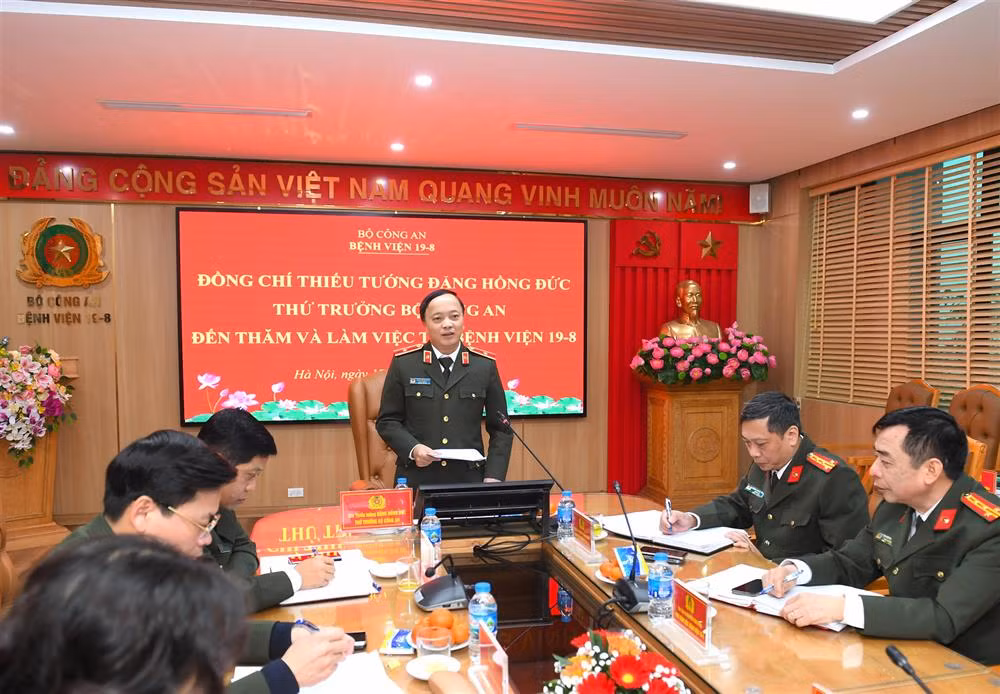 Thứ trưởng Đặng Hồng Đức làm việc với bệnh viện 19-8 -0