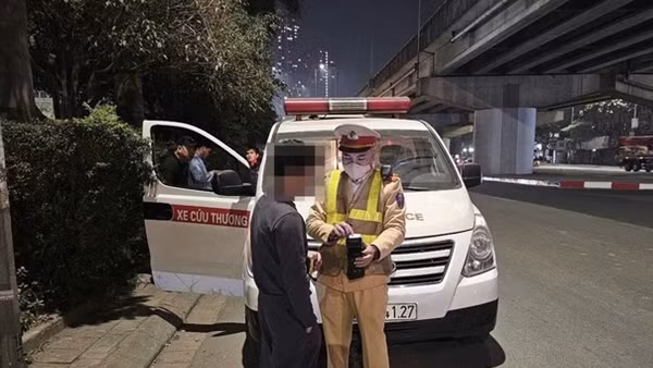 Xe cứu thương sử dụng đèn còi ưu tiên trái phép, người dân hãy báo CSGT