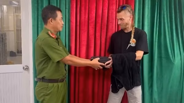 Du khách Bỉ được Công an hỗ trợ tìm lại tài sản để quên trên taxi