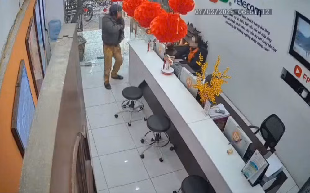 Đầu óc hoang tưởng, gã đàn ông cầm dao đe dọa người khác -0