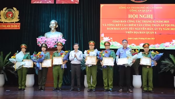 Khen thưởng tập thể, cá nhân phá đường dây mua bán vũ khí quy mô lớn