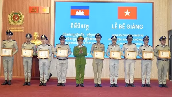 Bế giảng khóa bồi dưỡng nghiệp vụ công tác huấn luyện, sử dụng chó nghiệp vụ