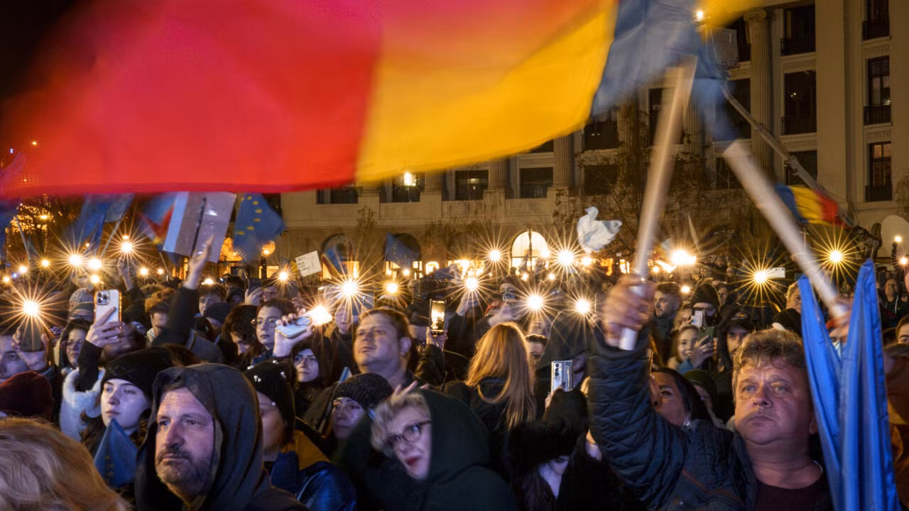 nh%3fng cu%3fc bi%3fu tình trên di%3fn r%3fng dã thách th%3fc giá tr%3f dân ch%3f c%3fa chính quy%3fn romania .jpg -2