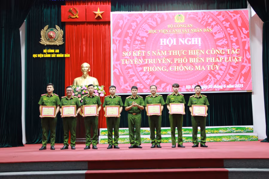 Ngăn chặn ma tuý thẩm lậu vào trường học -0