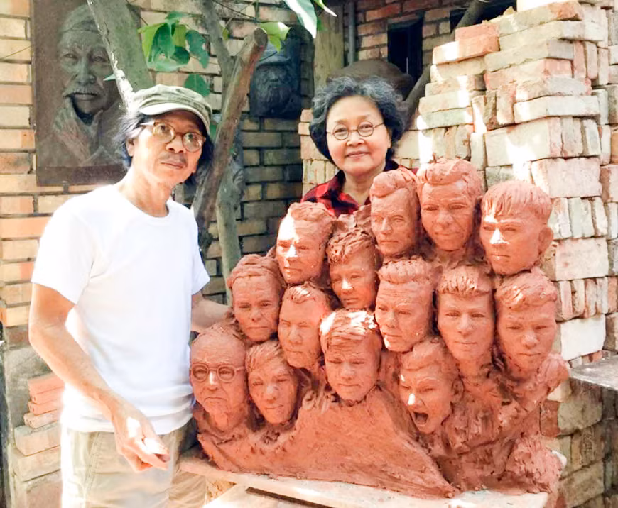 hai vợ chồng nhà điêu khắc nguyễn sang- kim thanh.jpg -0