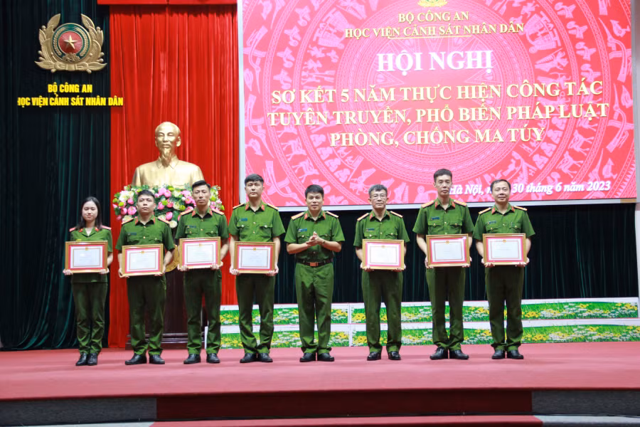 Ngăn chặn ma tuý thẩm lậu vào trường học -0