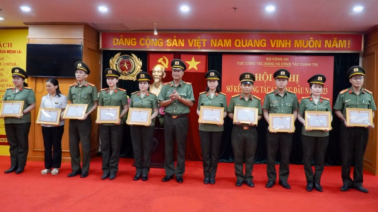 Nâng cao hiệu quả công tác chính trị, công tác quần chúng trong CAND -0