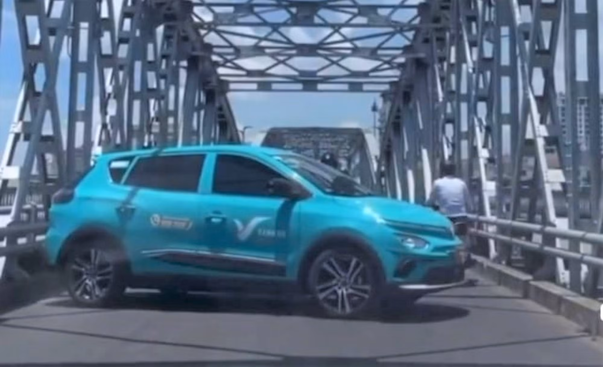 Tài xế taxi bất chấp biển cấm, quay đầu xe trên cầu Trường Tiền vào giờ cao điểm -0