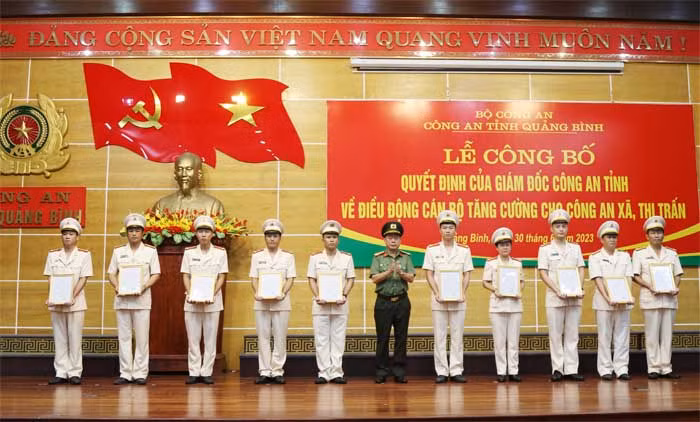 Công bố quyết định điều động cán bộ tăng cường cho Công an xã, thị trấn năm 2023 -0