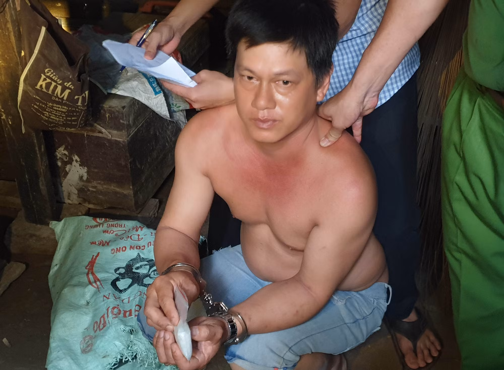 Bắt quả tang đối tượng bán 
