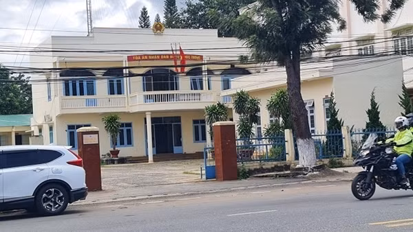 Xung quanh vụ thẩm phán tiếp bị cáo tại nhà riêng