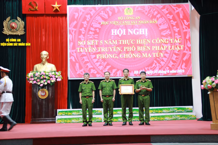 Ngăn chặn ma tuý thẩm lậu vào trường học -0