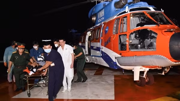 Điều trực thăng đưa ngư dân bị đột quỵ từ Trường Sa về đất liền