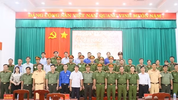 Hơn 500 giáo viên và học viên Cảnh sát “ba cùng” với người dân Bến Tre