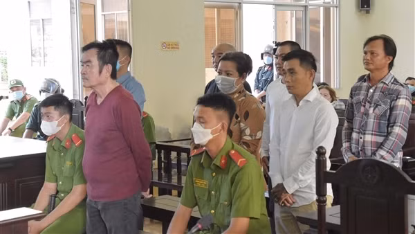 10 năm tù cho "trùm giang hồ" đâm chủ quán karaoke nguy kịch