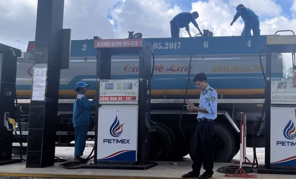 Buộc tái chế hơn 10.000 lít xăng RON 95-III chất lượng không phù hợp -0