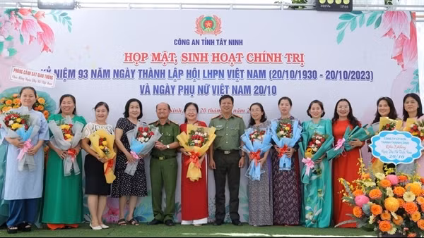 Công an Tây Ninh tặng quà Mẹ VNAH và quyên góp ủng hộ người nghèo