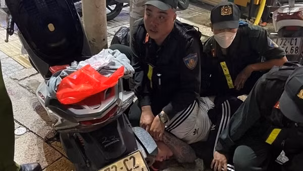 Kiểm tra nồng độ cồn, phát hiện đối tượng tàng trữ ma túy và hung khí