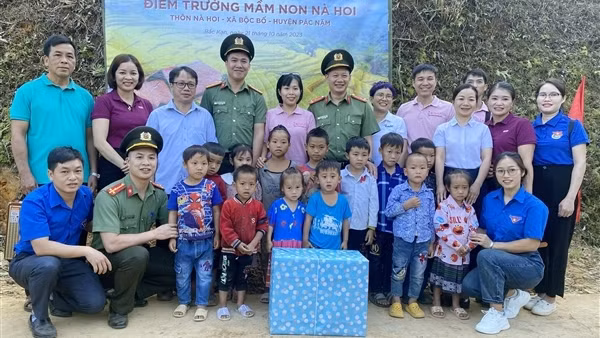 Xây tặng điểm trường Mầm non Nà Hoi, Bắc Kạn