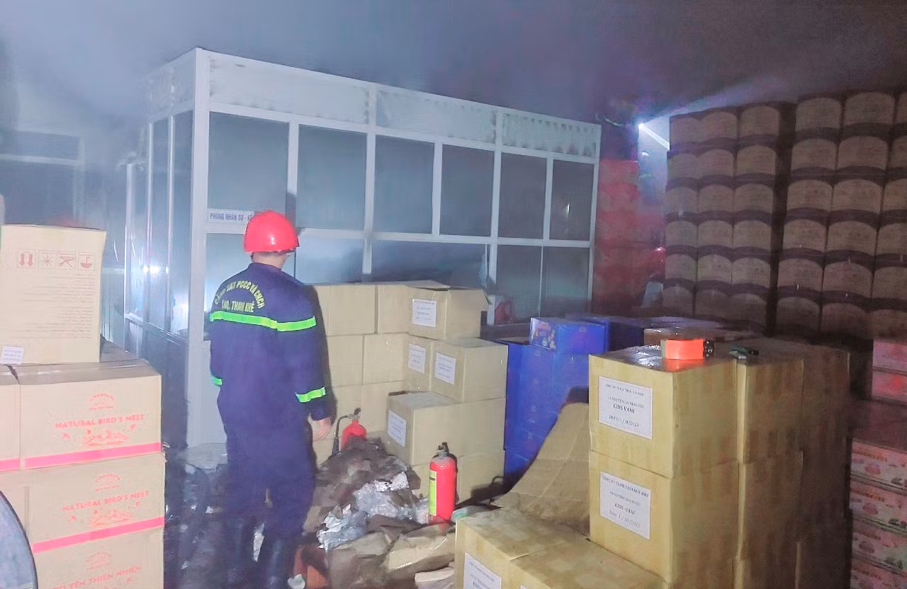 Khống chế kịp thời hỏa hoạn tại xưởng sản xuất nước yến -1
