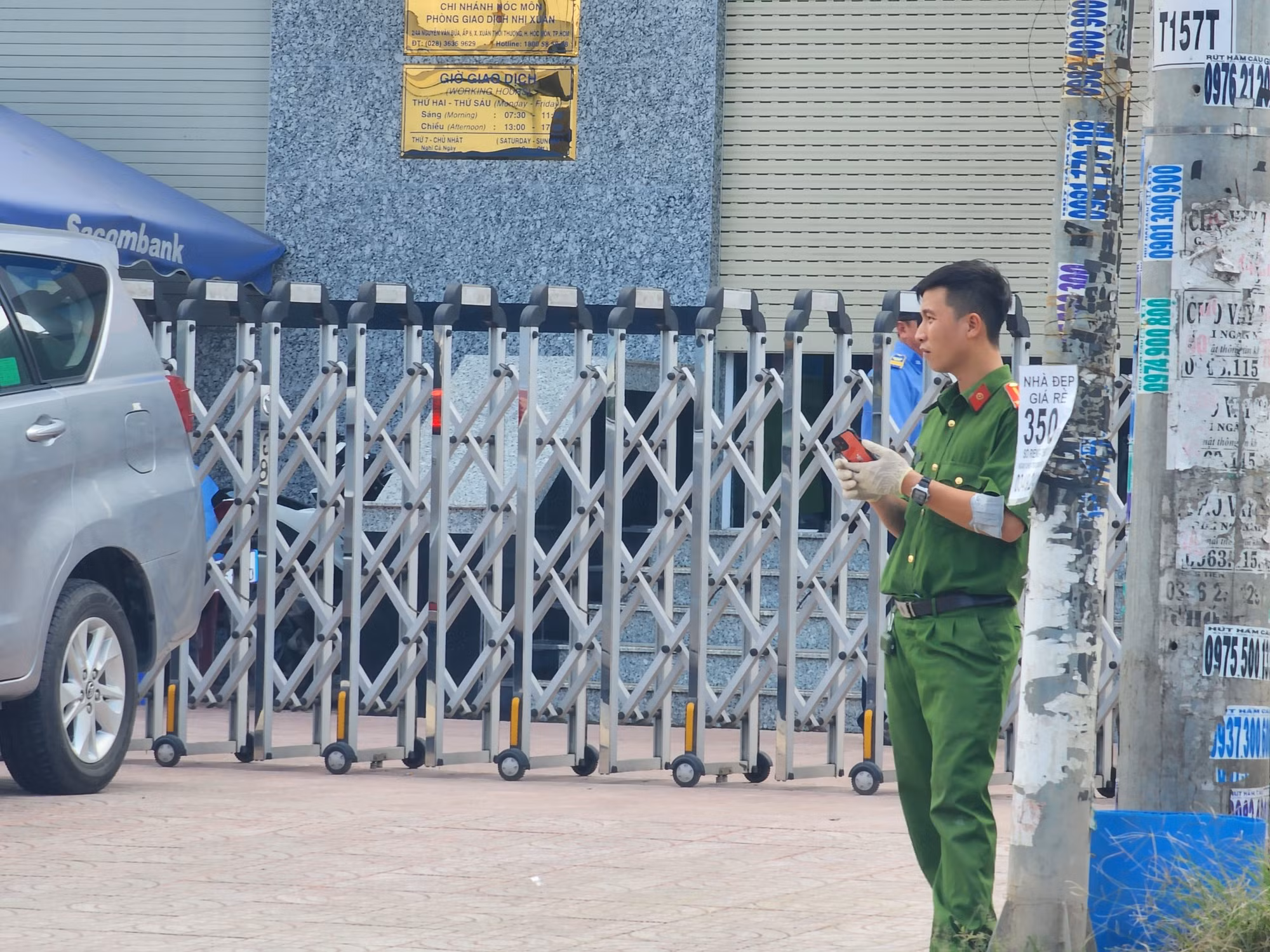 2 đối tượng cầm vật giống súng cướp chi nhánh ngân hàng ở Hóc Môn -0