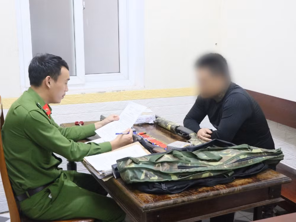 Mang súng săn ra đường, 2 người đàn ông bị xử phạt -0