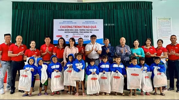 Dai-ichi Life Việt Nam tiếp sức đến trường cho học sinh vùng biên Quảng Trị