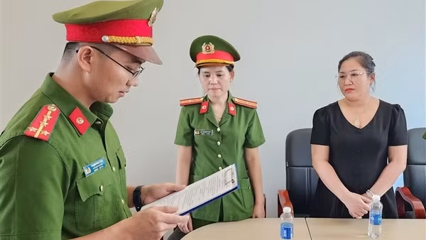 Nữ Giám đốc hai công ty du lịch bị bắt về tội trốn thuế