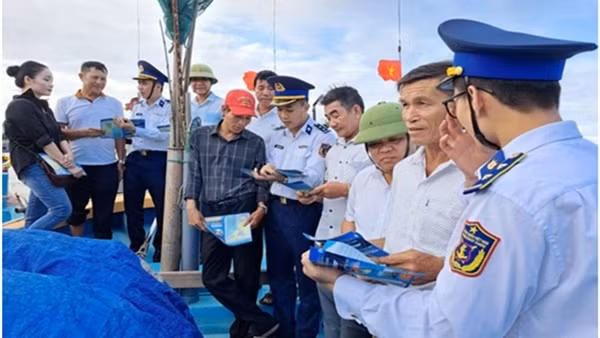 Nhiều hình thức tuyên truyền Luật Cảnh sát biển Việt Nam đến với người dân