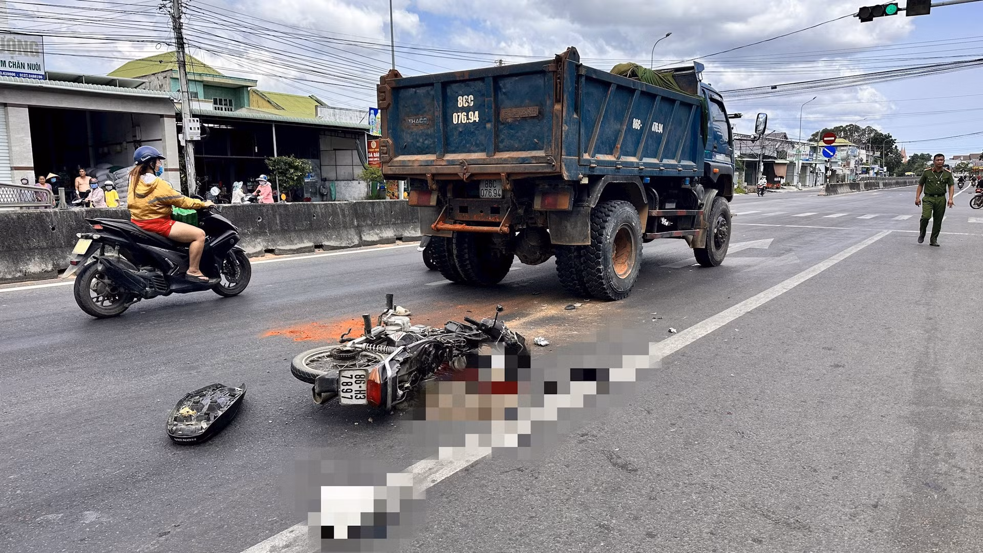 Truy vết xe ben liên quan trong vụ tai nạn khiến chồng chết vợ bị thương -0