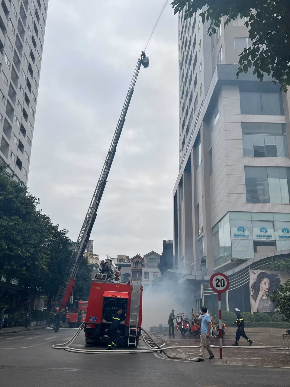 Huy động nhiều lực lượng tham gia diễn tập chữa cháy, cứu nạn cứu hộ ở Hapulico Complex -0