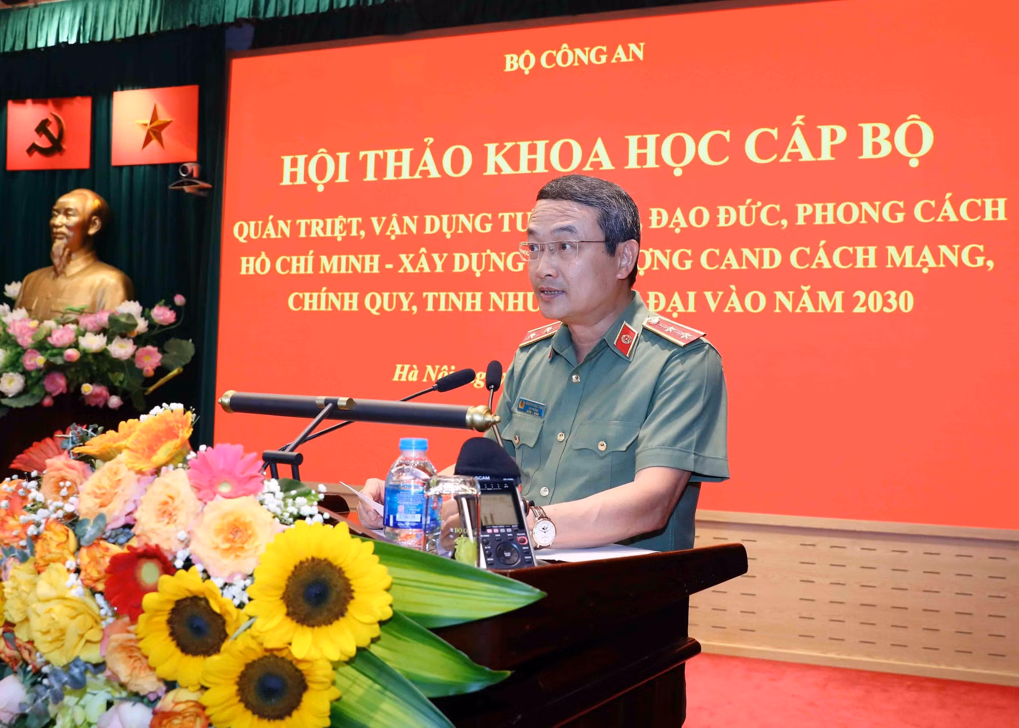 Vận dụng tư tưởng, đạo đức, phong cách Hồ Chí Minh trong công tác xây dựng lực lượng CAND -0