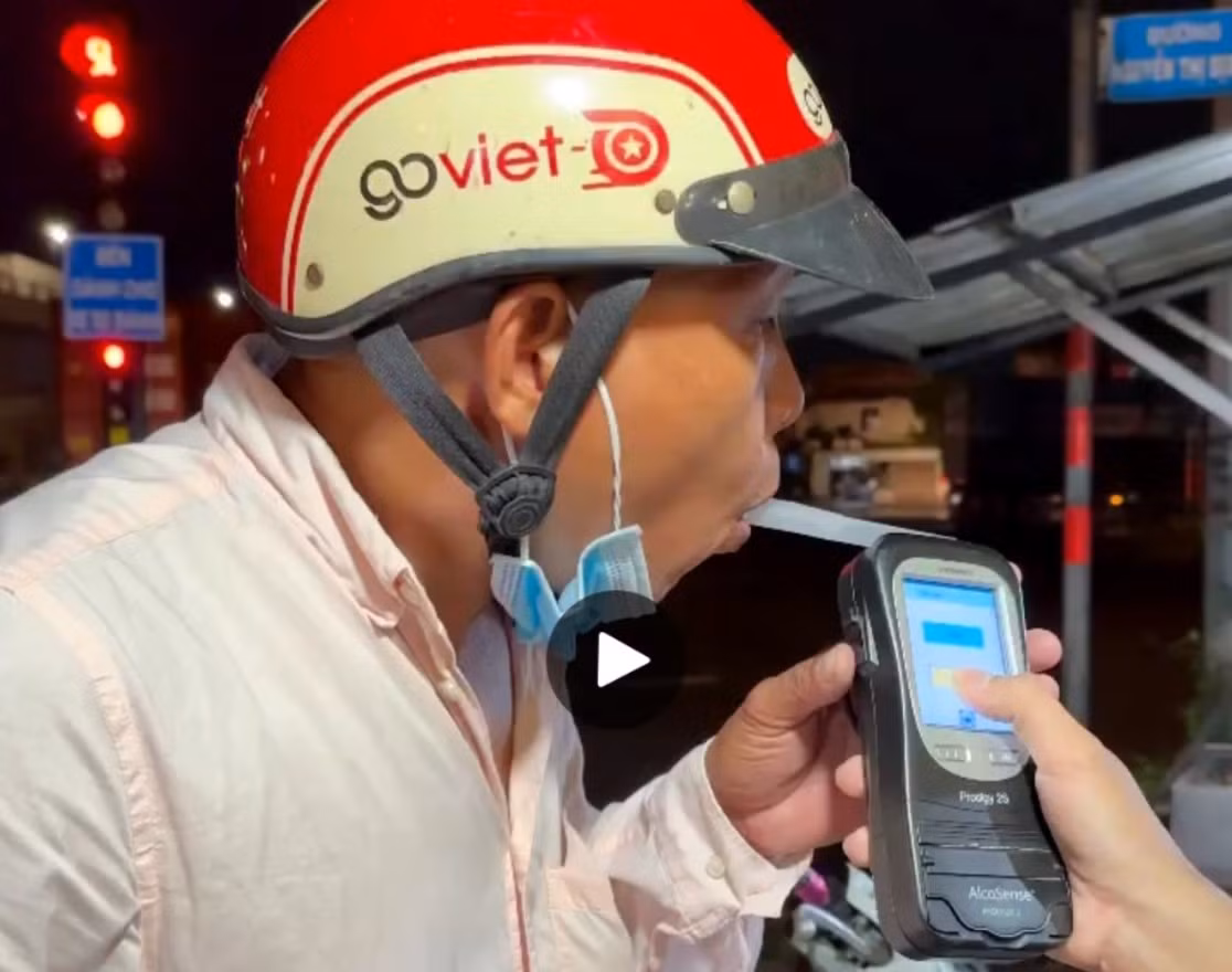 Bực tức vì bị giữ xe, lấy đá ném CSGT rồi chui vào bụi rậm lẩn trốn -0