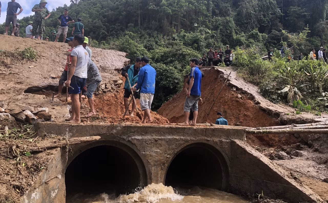Mưa lũ cuốn trôi đường giao thông ở huyện miền núi của Quảng Trị -0