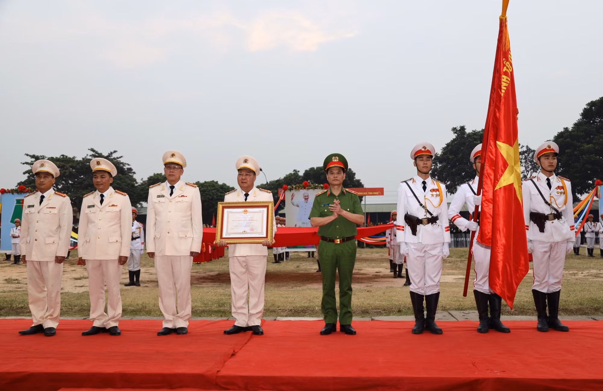 Trung đoàn Cảnh sát cơ động Thủ đô đón nhận Huân chương Bảo vệ Tổ quốc hạng Ba -0