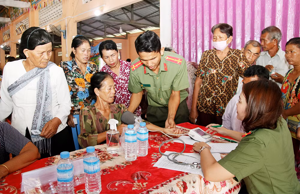 Công an tỉnh An Giang thăm khám, cấp thuốc miễn phí, tặng quà cho 600 người dân Campuchia -0
