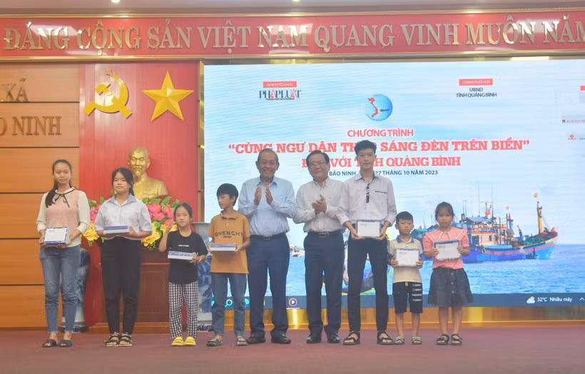 Cùng ngư dân thắp sáng đèn trên biển -0