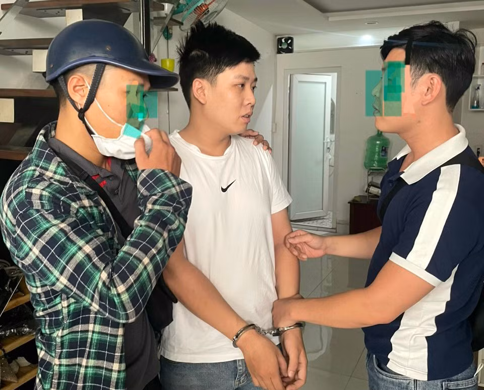 Đối tượng trốn truy nã bị bắt khi dẫn bạn gái về quê -0