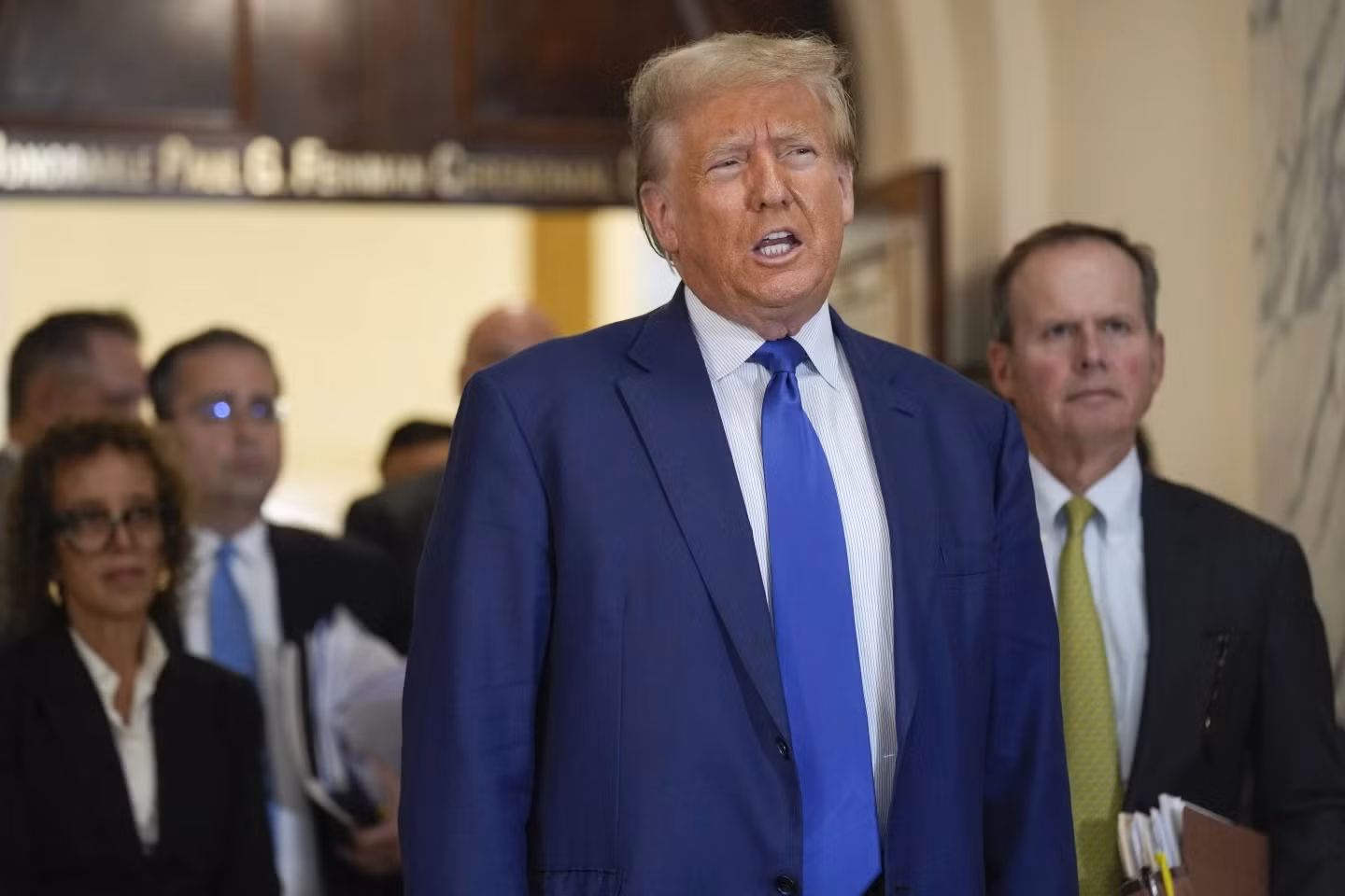 Ông Trump bị phạt 10.000 USD vì 